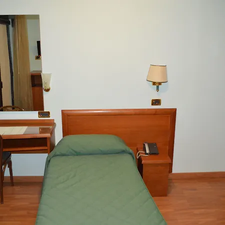 Canadian Hotel LʼAquila